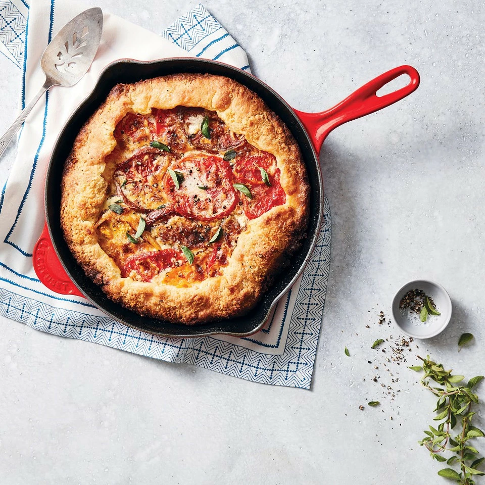 Le Creuset Signature Cast Iron Skillet - Image 4